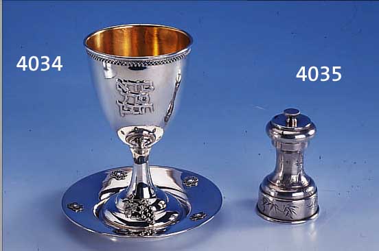 WEINKELCH MIT TABLETT, 925ER SILBER, INNEN- VERGOLDET, AUFGELEGTE FILIGRANVERZIERUNG INBLüTENFORM UND BAND, AUFGESETZTE WEINLAUBVER- ZIERUNG UND ...