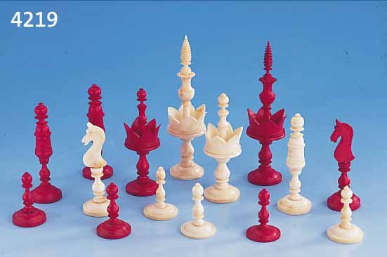 SCHACHFIGUREN, BEIN GESCHNITZT/GEDRECHSELT, NATUR UND ROT EINGEFäRBT, H BIS CA. 9.3 CM, VOLLSTäNDIG, ORIG.HOLZSCHACHTEL, DEUTSCH UM 1900