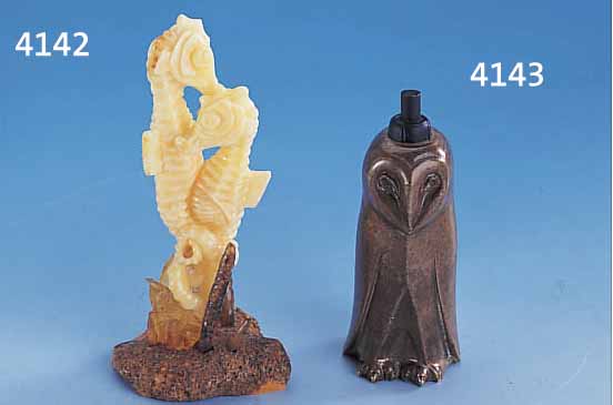 SKULPTUR: SEEPFERDCHEN, VOLLPLAST. GEARBEI-TET AUS BERNSTEIN, NATURALIST.-IDEALISIERTE DARST., MIT FAUNA, AUS VERSCH. BERNSTEINQUA- LITäTEN, H ...