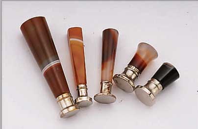 KONV. 5 PETSCHAFTE MIT KARNEOL, IDAR OBER- STEIN UM 1890/1900, UNTERTEILE VERCHROMT, UNGESCHNITTEN, L. BER., VERSCH. HöHEN BIS 7.5 CM