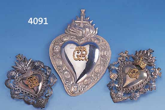 3 SILBER-VOTIVGABEN: FLAMMENDE HERZEN, SILBERBLECH GEPRäGT, TEILVERGOLDET, H CA. 16.5 - 24.5 CM