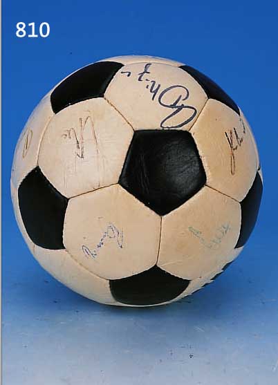 FUßBALL DER WESTMEISTERSCHAFT 1982, MIT AUTOGRAMMEN DER VIZE-WELTMEISTER-MANN- SCHAFT DEUTSCHLAND, WIE Z.B. FISCHER, RUMME- NIGGE ...