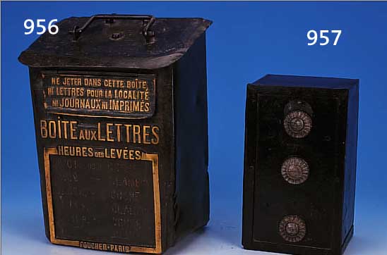 BRIEFKASTEN DER FRANZöSISCHEN POST, UM 1900, METALL MIT MESSINGAUFSCHRIFT. ALTERSBEDINGTE GEBRAUCHSSPUREN, LEICHT VERBEULT, SCHLüSSEL ZUR ...