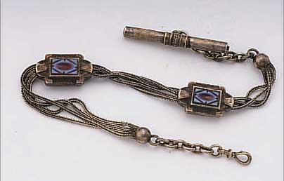 TASCHENUHRENKETTE, DEUTSCH UM 1900, SILBER, ZISELIERT/GRAVIERT, KARABINER, KNEBEL = UHRENSCHLüSSEL, VIERKANT L. BESCH., 2 SCHIEBER ...