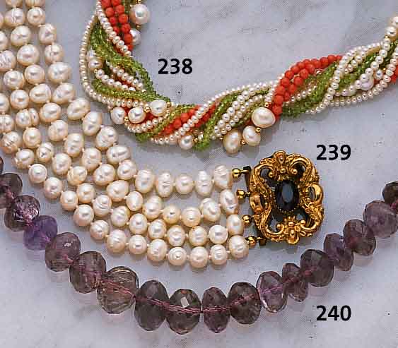4-REIH. KETTE MIT PERLEN, MITTELTEIL DEUTSCHUM 1860, MIT AMETHYSTFARB. STEIN, TOMBAK VERGOLDET,RUNDOVALE GERIEFTE SüßWASSERPERLEN, L. CA. 41 ...
