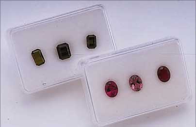 KONV. TURMALINE, 1X 3 FACETT. GRüNE TURMALINE ZUS CA. 6.4 CT, EM-CUT, 1X 3 OVALFACETT. RUBELLITE ZUS. CA. 5.5 CT