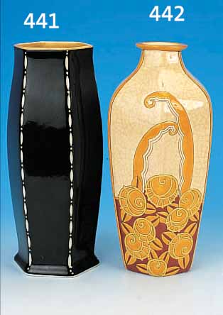 SECHSECKIGE VASE, LONGWY, UM 1930/35, STEINGUT, ABSTRAKT FLORALER DEKOR, BUNT BE- MALT, FEINES KRAKELéE, H. 30 CM