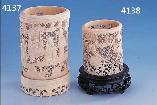 PINSELBECHER, CHINA 30/40ER J., ELFENBEIN GE- SCHNITZT, DURCHBRUCHARBEIT, REICHE BLUMEN- STAFFAGE, KIRSCHBLüTEN UND LOTOS, ORIG.HOLZ- SOCKEL, H ...