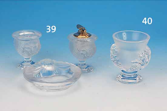 FUSSVASE, LALIQUE FRANCE, 20. JH., FARBL. GLAS, RELIEF. DEKOR, TEILMATTIERT, H. 12 CM