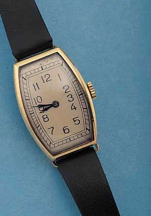 EDMA WATCH CO. HERRENARMBANDUHR, DEUTSCHL./ SCHWEIZ UM 1935, 585 GG, TONNENF., SCHARNIER- B., BLATT VERS. GEBL. STAHLZEIGER, RUNDANKERW.15 ST., ...