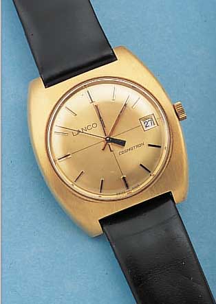 LANCO HERRENARMBANDUHR COSMOTRON, SCHWEIZ UM1969, MET. HARTVERG. MATT., EDELST.-BOD. AUF- GEDR., ELEKTR. MECH. WERK, ATO-PRINZIP, KAL. 9154, ...