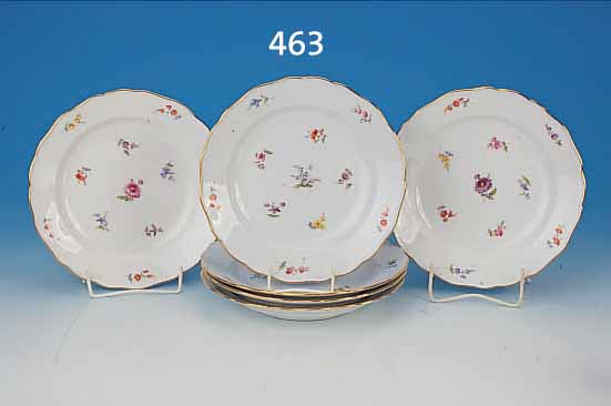 SECHS TELLER, MEISSEN, UM 1870/80, PORZEL- LAN, FEINE BUNTE BEMALUNG VON STREUBLüMCHEN, GOLDRAND, D. 24 CM