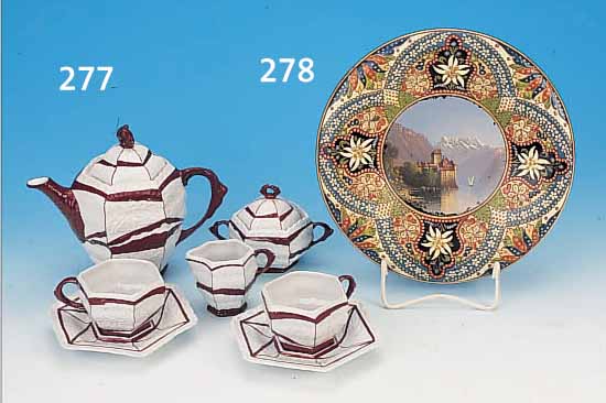 ZIERTELLER, THOUNE, SCHWEIZ, UM 1920/30, STEINGUT, MITTIG BUNTE BEMALUNG DES SCHLOSSES CHILLON IN SCHöNER GEBIRGS- U. SEEKULISSE, UMLAUFENDER ...