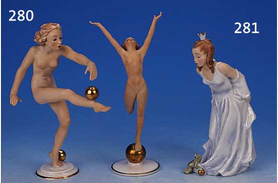 ZWEI PORZELLANFIGUREN, HUTSCHENREUTHER, 30ER/40ER JAHRE, H. CA. 22 CM, TäNZERINNEN MIT KUGEL, BEMALT