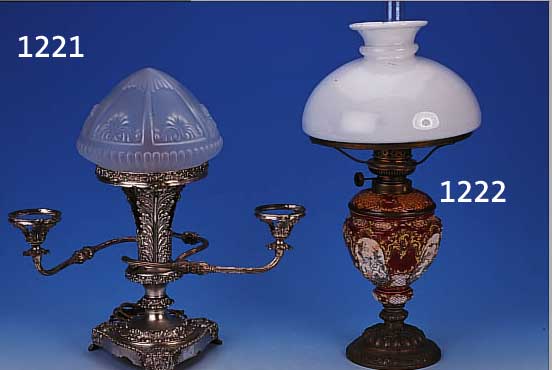 TISCHLAMPE, UM 1900/20, METALL VERSILBERT, H. 45 CM, EINE BRENNSTELLE UND DREI KERZENHALTERUNGEN, PREßGLASSCHIRM