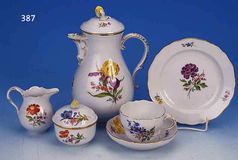 KAFFEESERVICE, MEISSEN, 20. JH., 2. WAHL, PORZELLAN, BUNT BEMALT IM DEKOR BLUME I, GOLDRAND, BESTEHEND AUS KAFFEEKANNE, SAHNE- GIEßER, ...