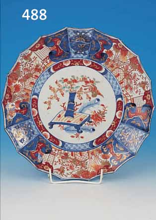 ZIERTELLER, JAPAN, ARITA, WOHL FUKAGAWA, UM 1900, PORZELLAN, BUNTE BEMALUNG, GOLD- GEHöHT, D. 33 CM, FäCHERARTIG AUSGEZOGENER RAND