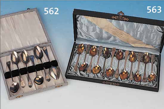 SET AUS ZWöLF KL. LöFFELN, KOCH U. BERGFELD, UM 1900, 800ER SILBER, VERGLOLDET, STIELE MIT RELIEF. FLORALEM DEKOR, IN ETUI, MIN. ALTERSSP.