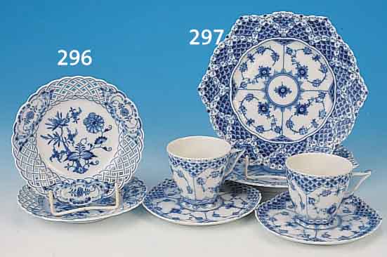 PAAR GEDECKE, ROYAL KOPENHAGEN, UM 1910, PORZELLAN, BLAUE BEMALUNG UNTER GLASUR, RAND TEILREL. MIT PART. DURCHBRUCHARBEIT, TASSENH. 7 ...