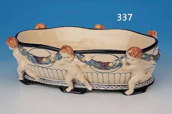 SCHALE, KARLSRUHER MAJOLIKA, UM 1920, ENTW SüS, OVALE SCHALE VON SECHS PUTTEN FLAN- KIERT, BUNTE BEMALUNG, L. 34 CM, L. ALTERSSP.