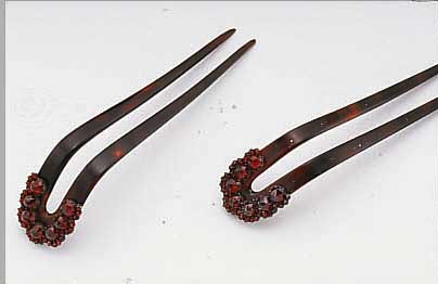 2 HAARSTECKKäMME MIT GRANATEN, BöHMEN UM 1880, TOMBAKFASSUNG, KäMME AUS HORN, GUTER ZUSTAND, OBERTEILE GEBOGEN, H CA. 10 CM