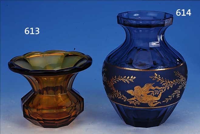 VASE, MOSER, UM 1918/20, SIGN., AMETHYSTFARBENES GLAS, FACETTIERT, TEILMAT- TIERT, GEäTZTER U. GOLDGEHöHTER FRIES VON PUTTEN U. ...