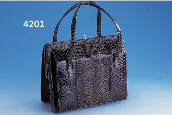 SCHLANGENLEDER-HANDTASCHE, DUNKELBRAUN, 3 GR. FäCHER UND 2 INNENTASCHEN, MIT 2 HENKELNGERINGE GEBR.SPUREN, CA. 19 X 5 X 25 CM