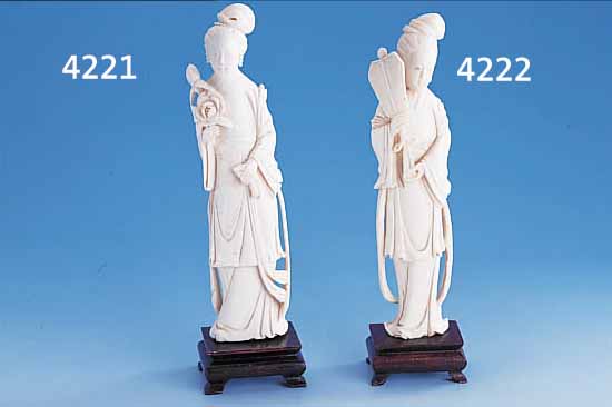 SKULPTUR: GLüCKSBRINGERIN CHINA 50ER JAHRE, ELFENBEIN GESCHNITZT, DARSTELLUNG MIT Fä- CHER, H CA. 23 CM