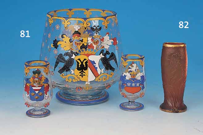 BOWLE MIT ZWEI GLäSERN, UM 1880/90, FARBLOSES GLAS, H. 21/12 CM, WOHL MARIENTHAL, MIN. ALTERSSPUREN, MIT AUF- GESETZTEN ...