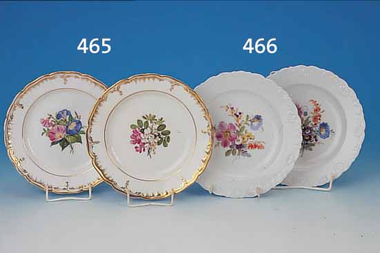 PAAR TELLER, MEISSEN, UM 1855, PORZELLAN, BUNTE BLUMENMALEREI, JE EIN BUNTE BOUQUET, RELIEFIERTER FLORALER RAND, D. 22 CM