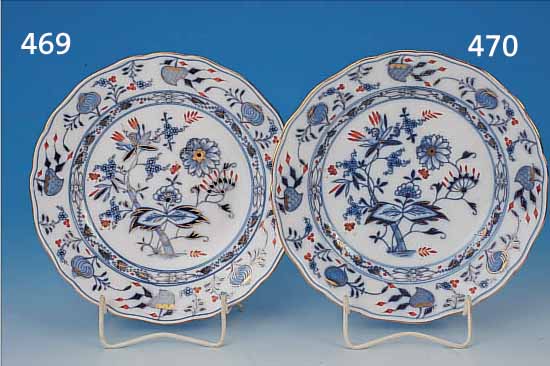 TELLER, MEISSEN, UM 1870/80, PORZELLAN, BLAUE UNTERGLASURBEMALUNG, REICHES ZWIEBEL- MUSTER, EISENROT U. GOLDGEHöHT, D. 24,5 CM