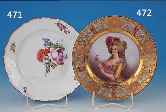 ZIERTELLER, DRESDEN, UM 1900, PORZELLAN, GROSSE KARTUSCHE MIT FEINER BUNTER BEMALUNG, MARIE-ANTOINETTE MIT HUT U. ROSE, SIGN. SCHIEFNER, ...