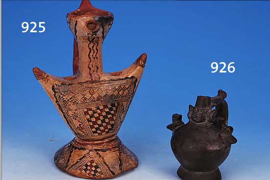 GEFäß, LAMBAYEQUE/CHIMU, 13. JH. N. CHR., TON GEBRANNT, ZWEI VOLLPLASTISCHE VOGELFIGURENAUSGUß MIT MASKERON, HENKEL BESCH., H. CA. 12 CM, ...