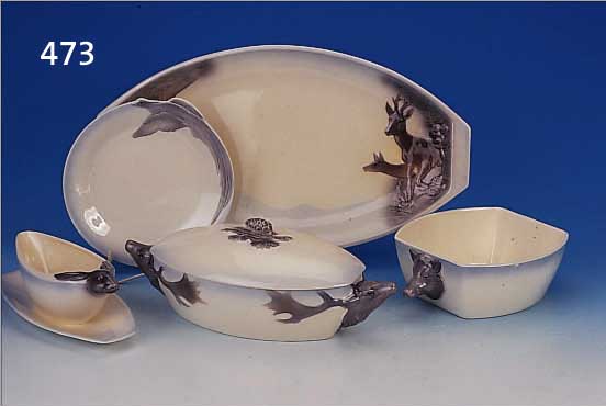 TAFELSERVICE, WäCHTERSBACH, UM 1900-10, FEINSTEINGUT, RELIEFIERT MIT JAGDMOTIVEN, BE- STEHEND AUS 13 TELLERN D. JE CA. 24 CM, ZWEI OVALE ...