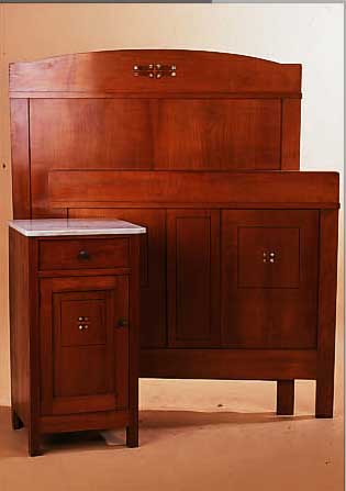 SCHLAFZIMMMER, DEUTSCH, UM 1900-1910, KIRSCHBAUMFURNIER MIT FADEN- UND PERLMUTT- INTARSIEN, BESTEHEND AUS ZWEI BETTEN, ZWEI NACHTTISCHEN ...