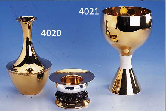 POKAL, 925ER SILBER VERGOLDET, 50ER JAHRE, KOCH & BERGFELD, CREMEFARB. KUNSTSTOFF- EINLAGE, AUFWENDIGE VERARBEITUNG, H CA. 19 CM