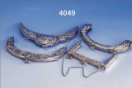 KONVOLUT 4 HANDTASCHENBüGEL, UM 1900, 800ER SILBER, HANDARBEIT, Z.T. DURCHBRUCH- ARBEIT, KETTENTEILE FEHLEND