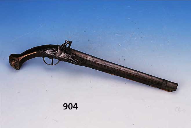 PISTOLE, DEUTSCH, UM 1770-80, NUßBAUMSCHAFT MIT FLACHSCHNITZEREIEN UND MESSINGEINLAGEN, LAUF UND SCHLOß STAHL, STEINSCHLOß, L. CA. 51 CM, ...