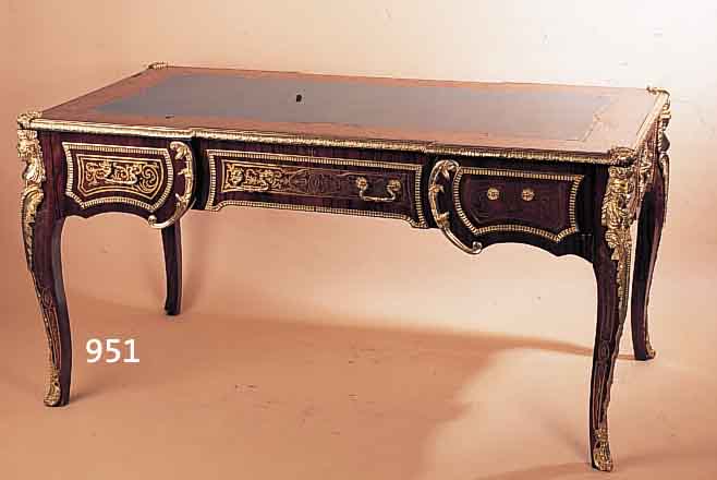 BUREAU-PLAT, ITALIEN, NACH ALTEM VORBILD GE- ARBEITET, NUßBAUMFURNIER MIT REICHEN VERGOL-DETEN MESSINGINTARSIEN UND -APPLIKATIONEN, DREI ...