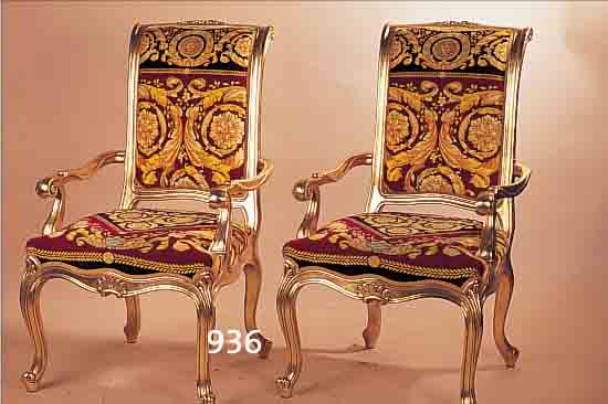 PAAR ARMLEHNSESSEL, GIANNI VERSACE, HOLZ GOLDEN GEFAßT (BERIEBEN), TYPISCHER BEZUGMIT SCHRIFTZUG ATELIER VERSACE, GEBR.-SPUREN