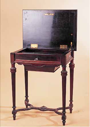 NäHTISCH, FRANKREICH, UM 1870/80, PALISANDERFURNIER, GERIEFTE BEINE, INNENEIN- RICHTUNG MIT AUSKLAPPBAREM NADELKISSEN, MIT ...
