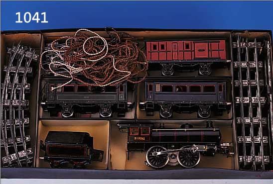 EISENBAHN, MäRKLIN, UM 1925-28, SPUR 1, BESTEHEND AUS LOK, TENDER, DREI WAGEN, SCHIE- NENSATZ, IM ORIG. KARTON, DAZU TRAFO AUS DEN 30ER ...
