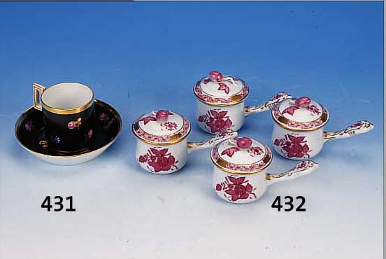VIER DECKELTöPFCHEN, HEREND, 20. JH., PORZELLAN, IND. BLUMENDEKOR MIT GOLDSTAFFAGE H. 7.5 CM