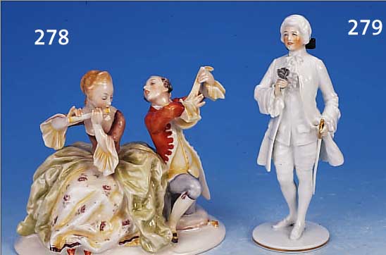 PORZELLANFIGUR, WIEN, AUGARTEN, UM 1910/20, PORZELLAN, H. 20 CM, KAVALIER MIT ROSE
