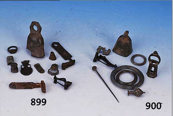11 TEILE AUSGRAUBUNGEN, RöMISCH, 2-3 JH. NACH CHR., BRONZE, EINE GLOCKE, EIN RING, EINE FIBEL, 2 ...