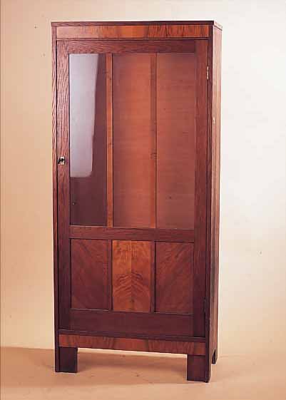 VITRINE, DEUTSCH, UM 1910-20, EICHE- UND WURZELNUßFURNIER, GESPROSST, CA. 156 X 70 X 34,5 CM, VIER FACHBöDEN