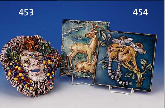 ZWEI BILDPLATTEN, KARLSRUHER MAJOLIKA, 1 X NR. 4414 HUGO RUF: REHE, CA. 30 X 24,5 CM,1 X NR. 5831 KARL HEINZ FEIßT: PINSELAFFEN, CA. 28 X 29 ...