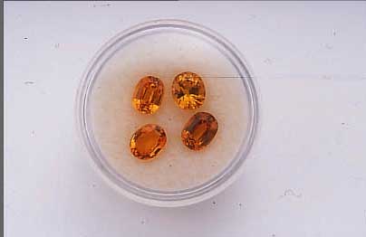 4 OVALFACETT. GOLDGELBE SAPHIRE ZUS. CA. 4.21 CT, FARBL. L. DIFF.