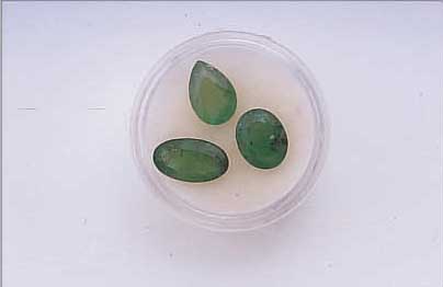 LOT SMARAGDE ZUS. CA. 7.11 CT, 1 X TROPFENFORM, 2 X OVALFACETT.