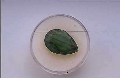 LOSER SMARAGD-TROPFEN VON DUNKLEM GRüN, CA. 7.66 CT